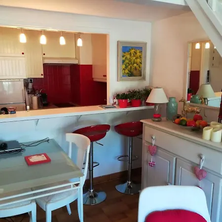 De 2 Chambres Avec Terrasse Amenagee Et Wifi A Raphael A 3 Km De La * Сен-Рафаель